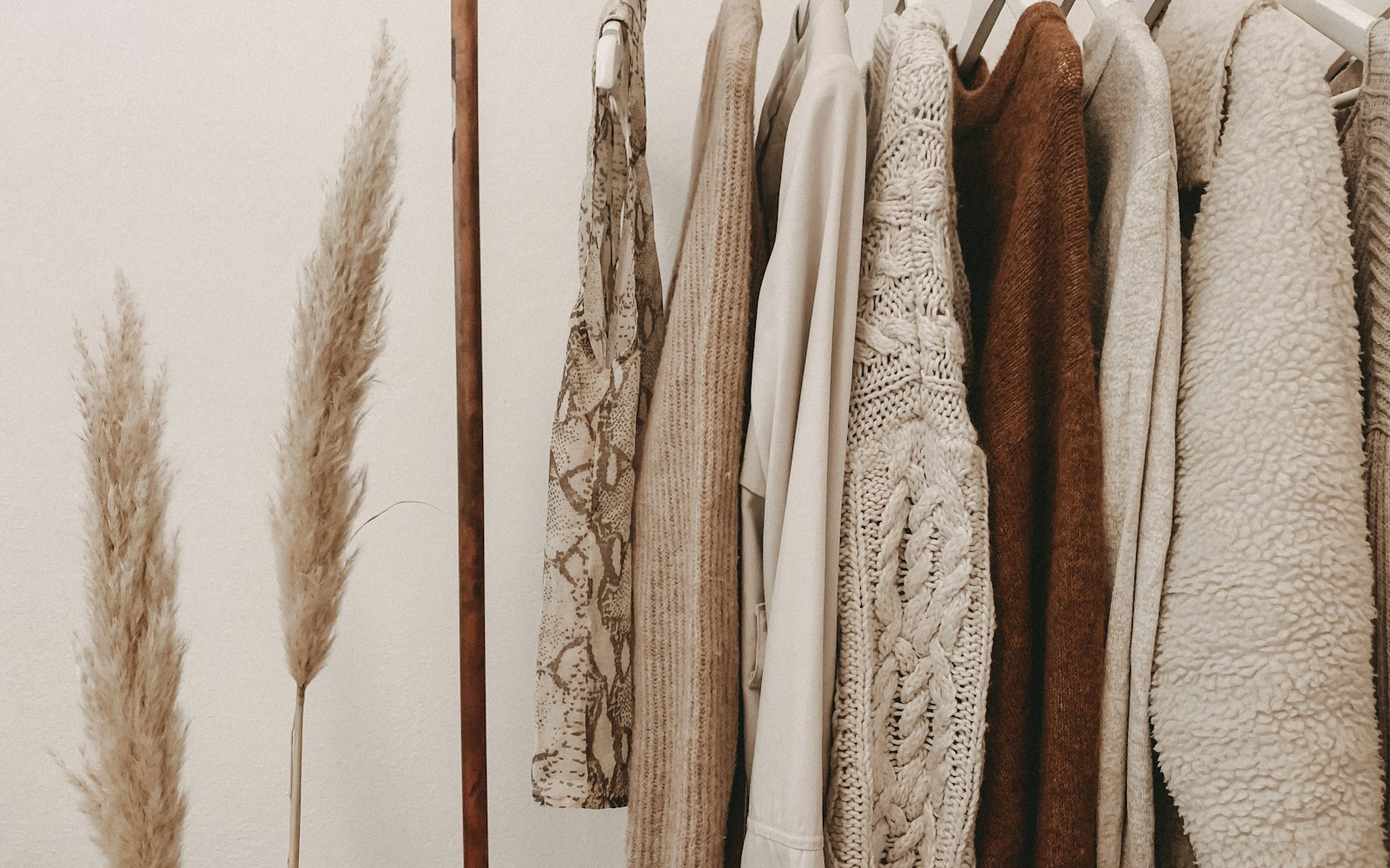 Bi Tık Büyük lookbook atmosfer görseli — kumaş ve giyim detayı